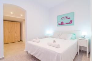 A bed or beds in a room at Es Pont Den Teulari Nou