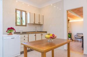 A kitchen or kitchenette at Es Pont Den Teulari Nou
