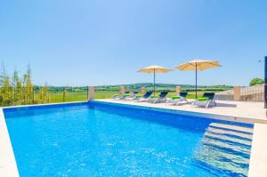 The swimming pool at or close to Es Pont Den Teulari Nou