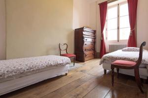 Postel nebo postele na pokoji v ubytování Abbaye du Palais