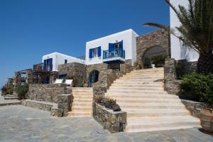 un conjunto de escaleras que conducen a una villa en Panorea Complex - Mykonos, en Ano Mera