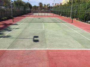 アデへにあるApartamento Orlandoの影のあるテニスコート