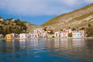 uma pequena cidade na costa de um corpo de água em Villa Pera Meria em Meyisti