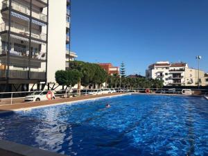 una gran piscina en el centro de una ciudad en Ciruela Apart, en Sitges