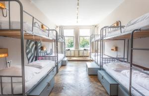 Postel nebo postele na pokoji v ubytování Sunflower Hostel Berlin