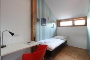 Łóżko lub łóżka w pokoju w obiekcie MCC Hostel