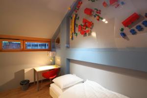 Łóżko lub łóżka w pokoju w obiekcie MCC Hostel