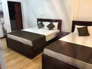 una camera con due letti di Holiday Villa a Trincomalee