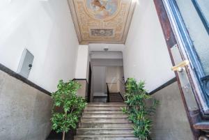 una scala con soffitto con un dipinto sopra di Casanova - San Giusto a Trieste