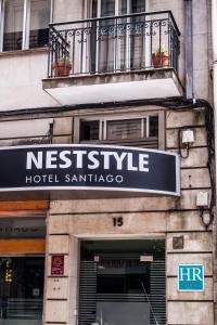 una señal de hotel en el lateral de un edificio en Nest Style Santiago, en Santiago de Compostela