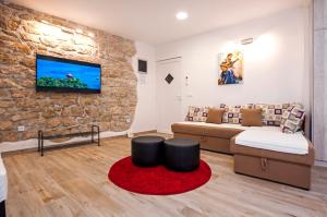 TV a/nebo společenská místnost v ubytování La Svalba Rooms & Studios