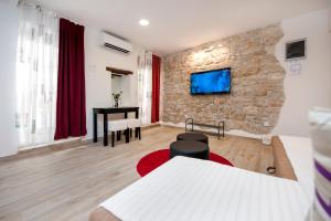 TV a/nebo společenská místnost v ubytování La Svalba Rooms & Studios
