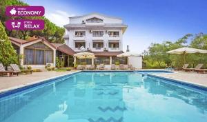 una grande piscina davanti a una casa di Hotel Pishat e Buta a Golem