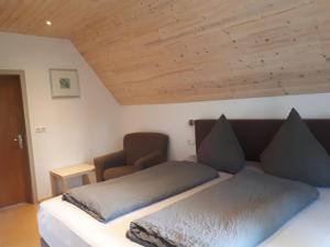 HerrischriedにあるB & B Der Waldvogelのベッドルーム1室(ベッド1台、椅子付)