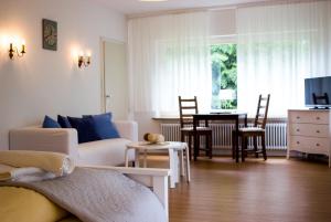 - un salon avec un canapé et une table dans l'établissement Appartementhaus Martin, à Badenweiler