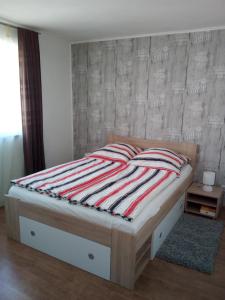 Un pat sau paturi într-o cameră la Fewo-Knaus