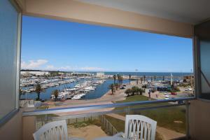 カネ・アン・ルシヨンにあるTRIDENT - T2 avec vue sur la marina et à deux pas de la plageのマリーナの景色を望むバルコニーが備わります。