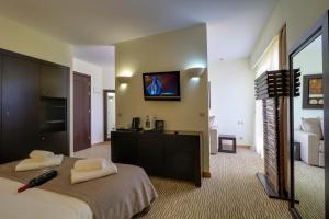 TV a/nebo společenská místnost v ubytování Olympian Bay Grand Resort