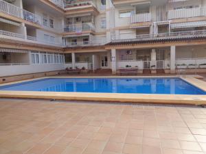 una piscina vacía frente a un edificio en Edificio Senia, en Calpe