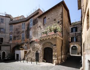 蒂沃利Torre Sant'Antonio的一座古老的砖砌建筑,在庭院里设有大门廊