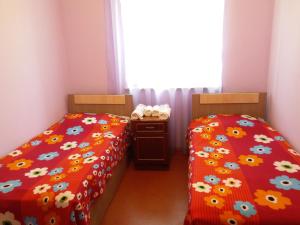 Dos camas una al lado de la otra en una habitación. en Areni Tavern-B&B, en Areni