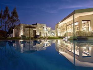 une séance de nuit dans un bâtiment avec piscine dans l'établissement Golden Sun Resort - Adults Only, à Kalamaki