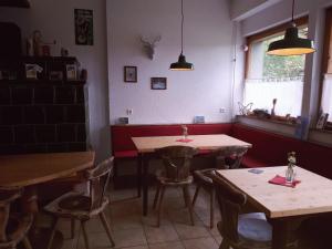 B & B Der Waldvogelにあるレストランまたは飲食店