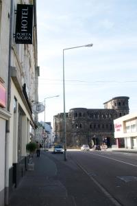 una calle urbana vacía con un edificio en el fondo en Hotel Porta Nigra en Tréveris