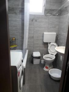 Ein Badezimmer in der Unterkunft Gligor's Apartment