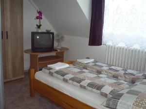 Voodi või voodid majutusasutuse Harmatcsepp Apartmanház toas