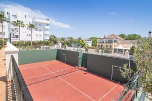 una pista de tenis en el balcón de un apartamento en Villa Simvid Marbella, en Marbella