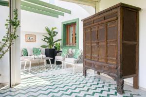 マルベーリャにあるVilla Simvid Marbellaの椅子付きの部屋の古い木造キャビネット