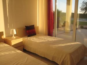 Dos camas en una habitación con ventana. en Villas Oceano, en Albufeira 32 fotos más