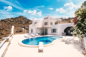 オルノスにあるStunning Villa 4BR in Mykonosのスイミングプール付きのヴィラ、家