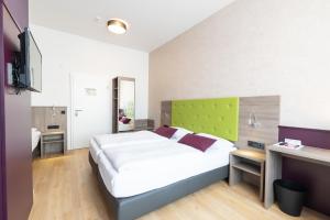 Postel nebo postele na pokoji v ubytování Hotel Porta Nigra