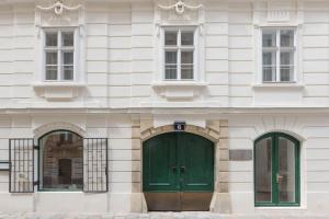 a building with a green door and three windows at City Stay Vienna – Stephansdom in Vienna