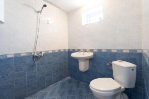 a bathroom with a toilet and a sink at Guest Houses Apriltsi in Kravenik +26 photos