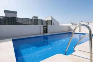 Bazén v ubytovaní Family apartment Patio&Swimming pool in center Malaga alebo v jeho blízkosti