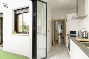 Kuchyňa alebo kuchynka v ubytovaní Family apartment Patio&Swimming pool in center Malaga