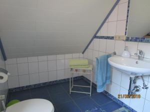 クルムホルンにあるFerienwohnung "Goode Tied"のバスルーム(トイレ、洗面台付)