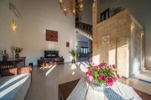 Una televisión o centro de entretenimiento en Casa Priya Seminyak