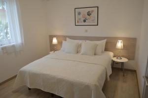Un pat sau paturi într-o cameră la Apartmani Milin