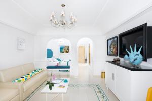 TV a/nebo společenská místnost v ubytování Hotel Eden Roc