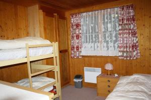 FlumsにあるChalet Schwalbeのベッドルーム1室(二段ベッド2台、窓付)が備わります。