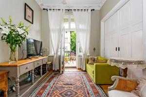 un soggiorno con un divano verde e una TV di Parkowa 1902 moj-sopot pl a Sopot