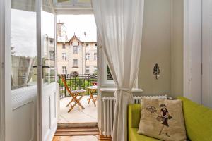 un soggiorno con divano verde e balcone di Parkowa 1902 moj-sopot pl a Sopot