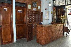 un bar in una stanza con un muro di mattoni di Hotel el Lago 2 a Pereira