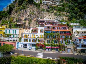 un groupe de maisons en face d'une montagne dans l'établissement Hotel Eden Roc, à Positano