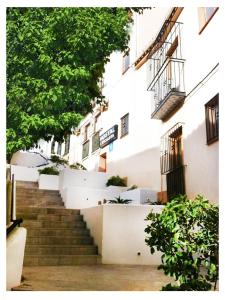 uma escada que conduz a um edifício branco em Hostal L'Escaleta em Oropesa del Mar