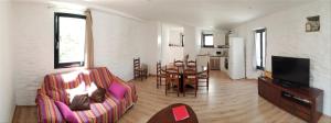 - un salon avec un canapé et une table à manger dans l'établissement Apt, Gengina, centrico con parking, à Cadaqués